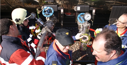 Hier soll das Ethylenoxid ankommen. Die Affoltemer Feuerwehrleute Marcel Büchner, Werner Buchschacher und Bruno Lässer (von rechts) montieren den rechten Anschluss am Reservisten. (Bilder Thomas Stöckli)
