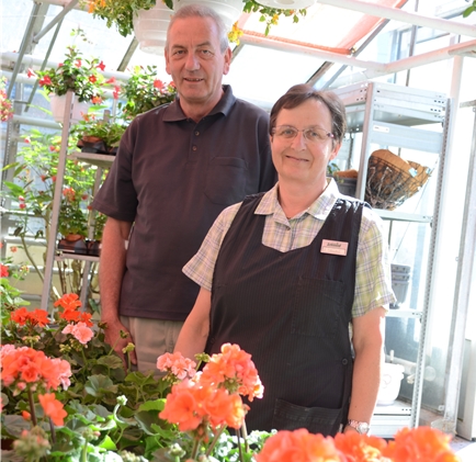 Grosse Auswahl an Sommerflor: Monika und Peter Schneebeli vom Pflanzencenter Affoltern. (Bild Martin Mullis)