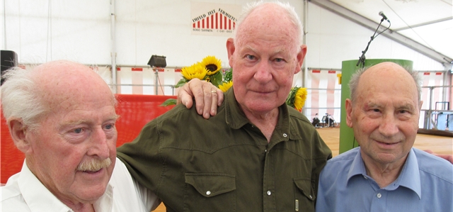 Ehrenveteranen aus Bonstetten Henri Guyer (1920 links) und Felix Ruh (1922, rechts) mit Obmann Kurt Kienast. (Bild Emil Gut)
