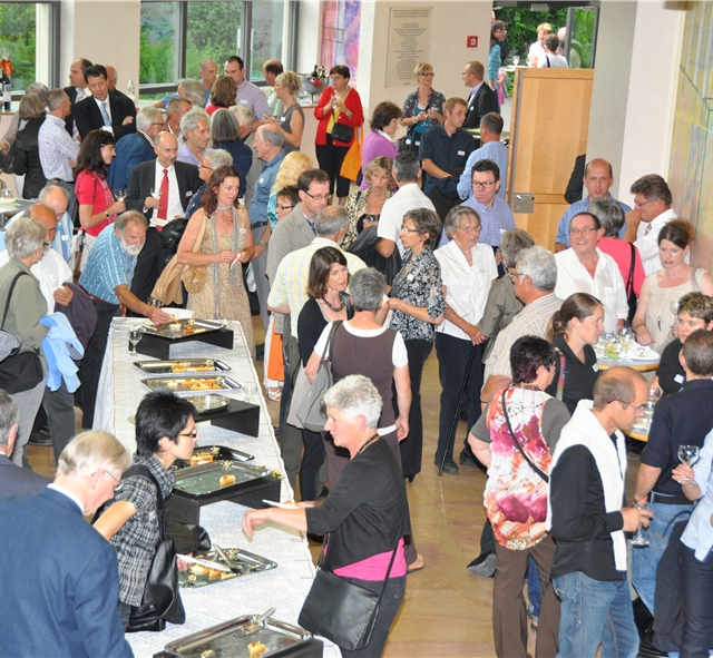Anregende Unterhaltung der Festgemeinde beim Apéro.