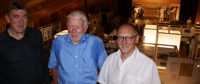 Sammler Walter Baer, flankiert von Gemeinderat Georges Köpfli (links) und René Marthaler von der Projektgruppe, welche die Ausstellung geplant und realisiert hat. (Bilder Thomas Stöckli)