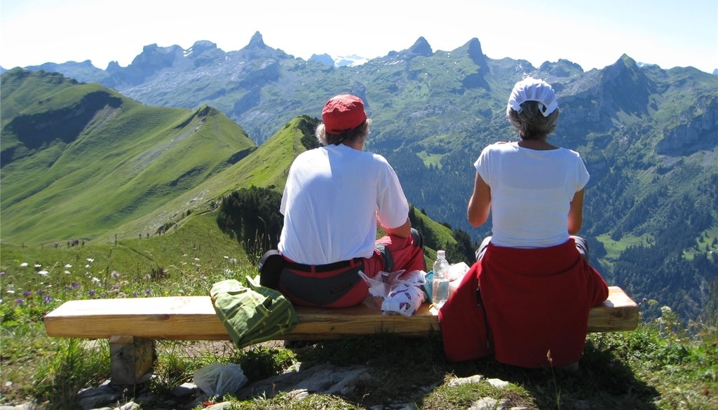 Endlich Sommer! Schattenbild mit Grosskind Leana. (Bild Peter Eichhorn)
Endlich Sommer! Schattenbild mit Grosskind Leana. (Bild Peter Eichhorn)