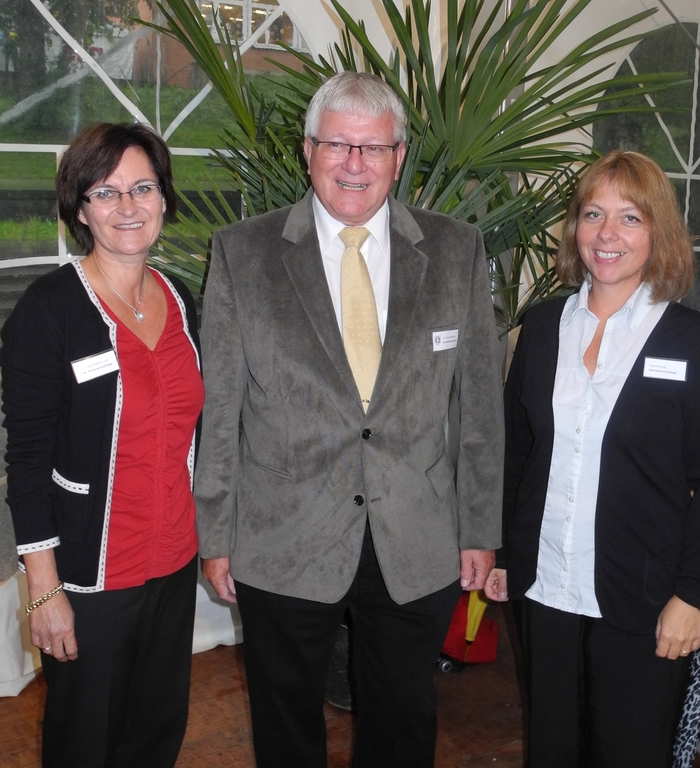 Behördenvertreter, v.l.: Francesca Brignoli-Lutz, Präsidentin der Primarschulpflege; Hanspeter Eichenberger, Gemeindepräsident; Corinne Stutz, Sekundarschulpflege.
