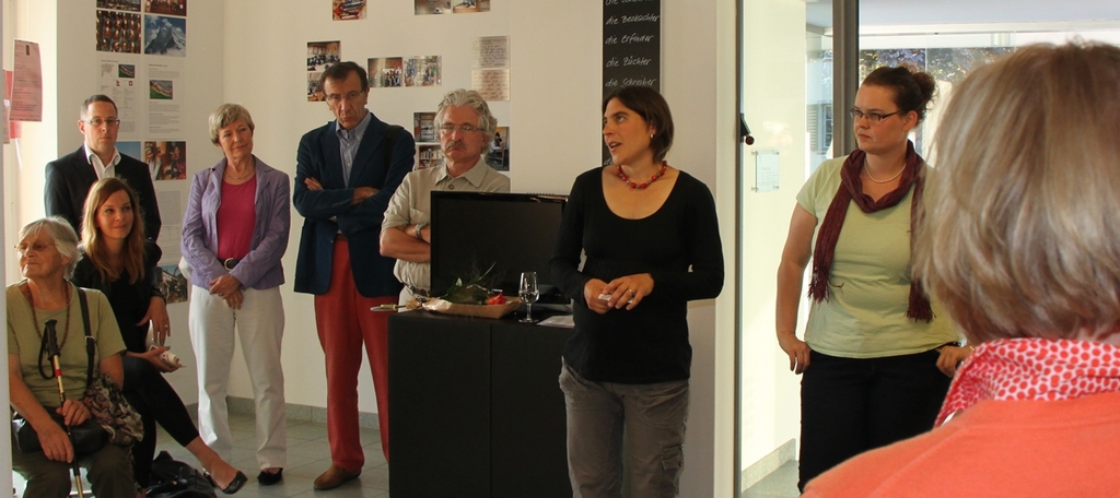 Andrea Werder, die Gründerin der Sunsihne School (Mitte) an der Vernissage mit der Aeugster Lehrerin Carola Berendts (r.)

