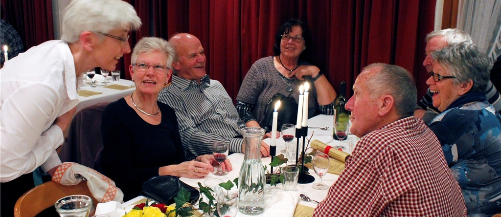 Fröhliche Hedingerinnen und Hedinger beim Jubiläums-Abendessen.

