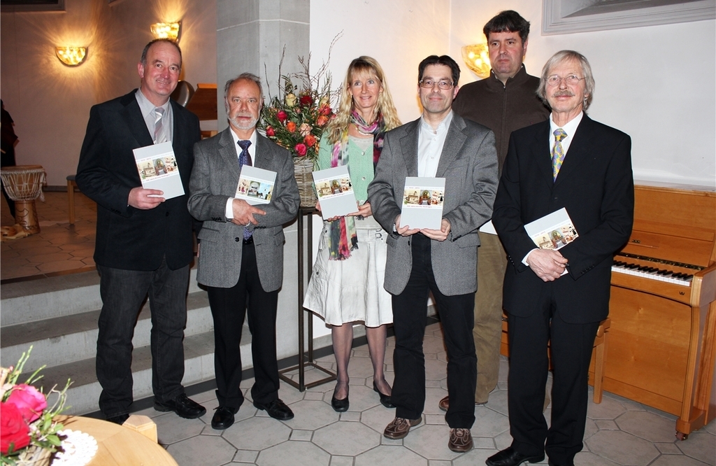 Pfarrer Walter Hauser, Kirchenpflege-Präsident Peter Ott, Pfarrerin Renate Hauser-Hudelmayer, Historiker Peter Niederhäuser, Kunsthistoriker Daniel Näf, Pfarrer Urs Boller (v.l.) mit dem frisch gedruckten Jubiläumsbuch. (Bilder Rolf Studer)
