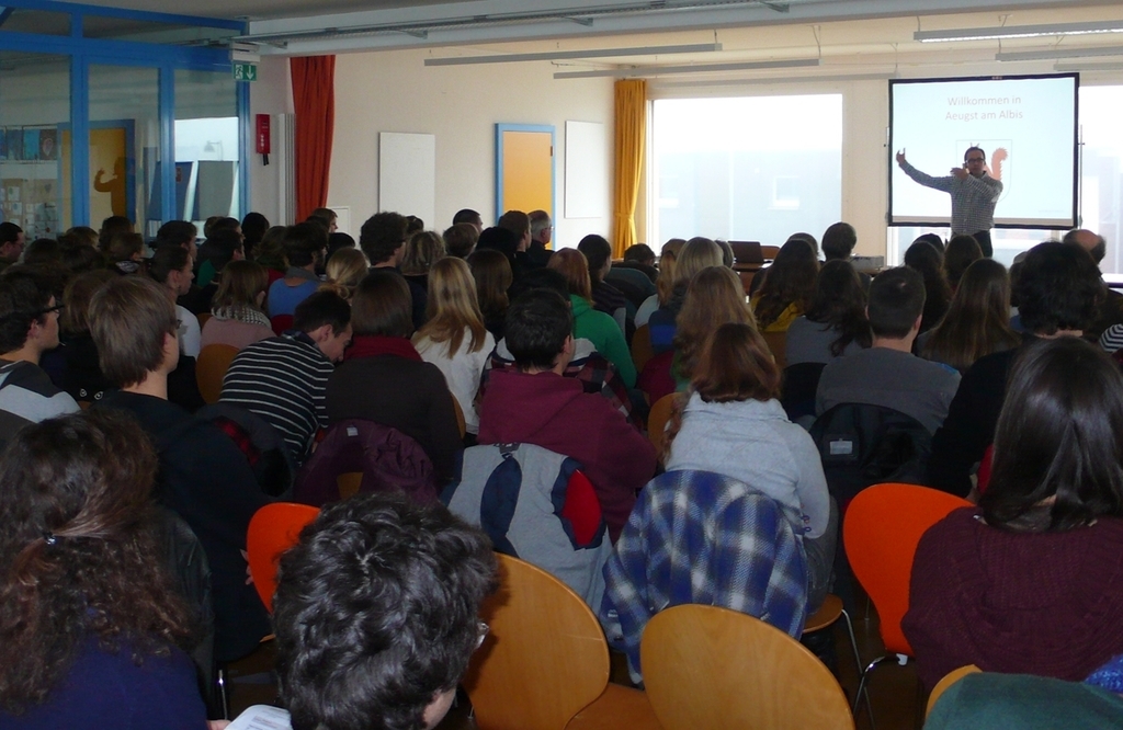 70 ETH-Studenten im November 2012 in Aeugst an der Startveranstaltung der Fallstudie «Energiezukunft der Gemeinde Aeugst». Standortförderer Charles Höhn erläuterte das Projekt «EnergieRegion Knonauer Amt». (Bilder zvg.)
