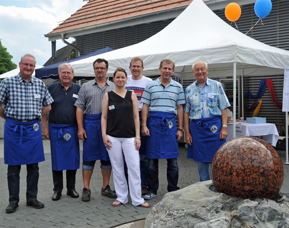 Gruppenbild mit Dame: Meilihof-Heimleiterin Karen Grimm flankiert von Helfern des Lions Clubs Knonaueramt. (Bild bs.)Künstlerische Hingucker: Von Bewohnern gestaltete Stühle.Rasanter Fahrspass im E-Bike-Zweisitzer. (Bilder tst.)