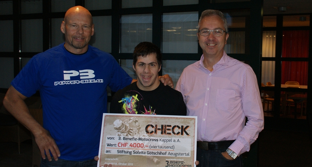Andy Zeidler mit Davide Galati und Leiter Markus Feil vom Götschihof (von links). (Bilder Thomas Stöckli)Auch ein Check für Paradies-Heimleiter Kurt Romer.