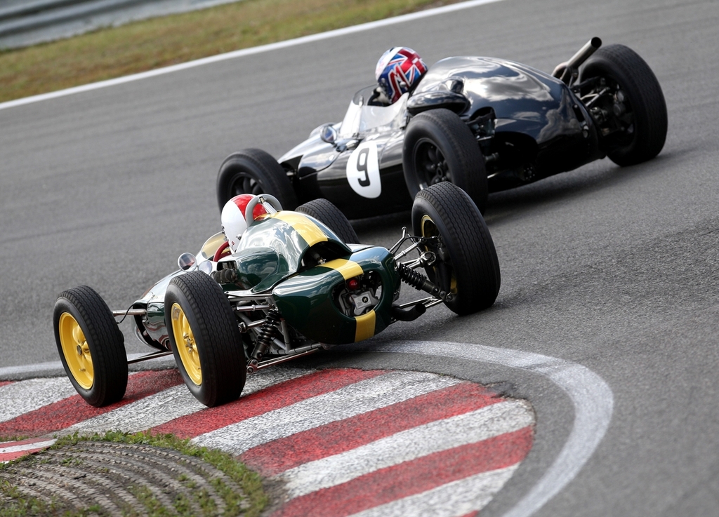 Peter Studer mit seinem Lotus 24 (links) in Zandvoort auf Überholspur. (Bilder zvg.)Peter Studer fährt seit 1986 historische Autorennen.