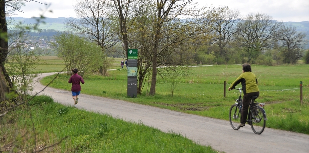 Die Maschwander Allmend wird von Joggenden, Radfahrenden und Wandersleuten gut genutzt. Die rechte Seite der Allmendstrasse (Bild) ist für Hunde tabu. (Bild Werner Schneiter)Sicherheitsassistenten der Zuger Polizei informieren und klären in erster Linie auf. (Bild Amt für Raumplanung Zug)