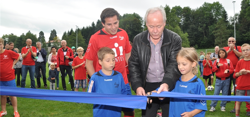 Köbi Kuhn: Erst das Band durchschneiden ...... und dann mit Junioren für Erinnerungsfotos posieren. (Bilder Werner Schneiter)