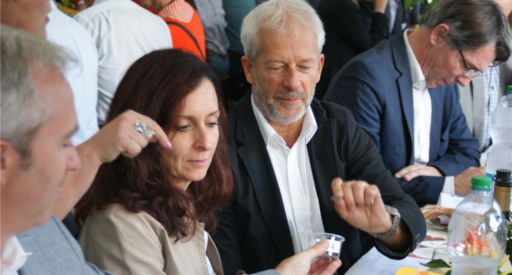 Schokolade aus Wildkakao: Markus Feil (li.) gibt an Franziska Casagrande und Ruedi Fornaro weiter.