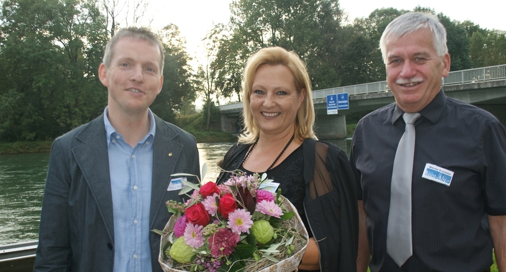 Referent Markus Huber (links) mit den Gastgebern Barbara Roth und Werner Schneiter. (Bilder tst.)
