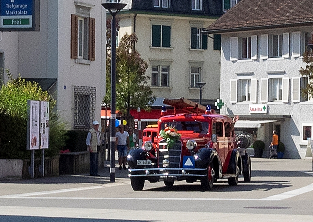 80 Jahre: Der Cadillac führt den Corso durch Affoltern an. (Bild Thomas Hadorn)Bruno Lässer und Dani Zollinger (re.) geben Gränichen gleich das Startsignal.Weite Anreise: Die ADL der Hilti, Fürstentum Liechtenstein. (Bilder Thomas Stöckli)Alt Kadi Urs Furrer beweist «Pfuus».Der Ballon am anderen Schlauchende.