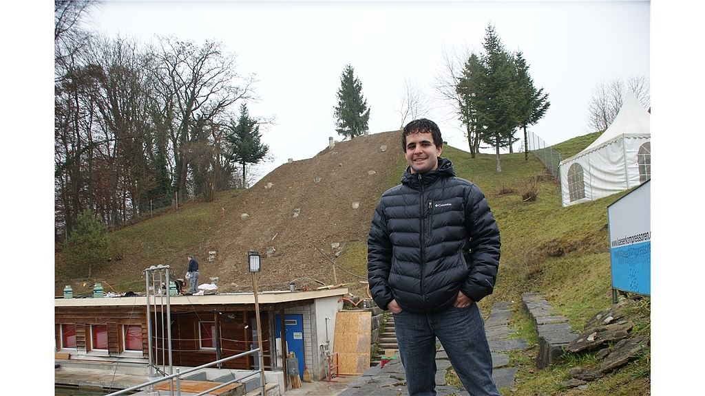 Jumpin-Geschäftsführer Andreas Isoz vor dem kahlen Schanzen-Hang. Auf dem Betriebsgebäude läuft derweil die Flachdach-Sanierung. (Bild Thomas Stöckli) Zivilschützer im Abbruch-Einsatz. Der grosse Kicker wird mit vereinten Kräften «gebodigt». (Bilder zvg.) Holzelemente mussten zersägt und weggeräumt werden. 