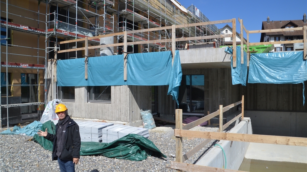 Baustellenbesichtigung mit Architekt Remo Sciessere, der das Projekt mitinitiiert hat. 