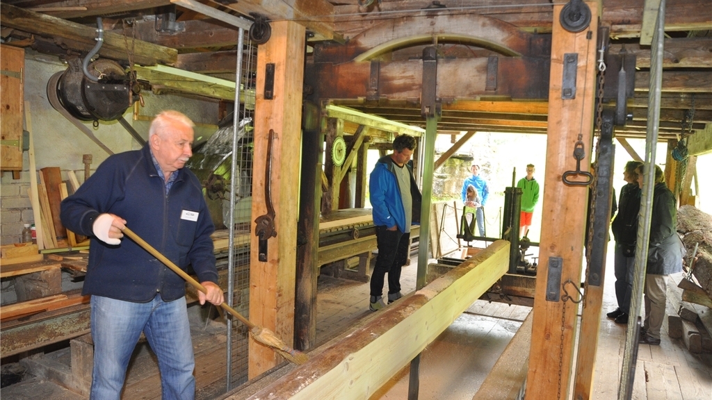 Pferdehuf beschlagen. Am Spinnrad. Mühlentag-Macher, von links: Stiftungspräsident Ferdinand Gramsamer, Fredi Hofmann, Windmühlen-Betreiberin Barbara Tanner und Adrian Schürch. Bei den «Wöschwiibern» der Trachtengruppe Sihltal: Den Knirps fotografieren, wie er sich im einstigen Waschen von Wäsche versucht. Klöppeln ... 