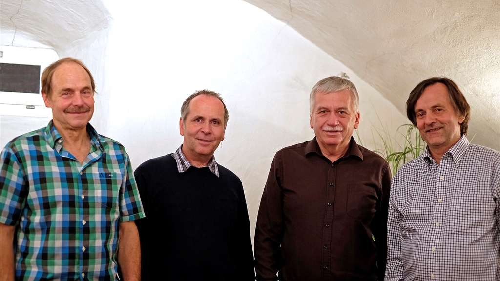 Vielseitig begabt: Die Kunsthandwerker Christoph Roth (links), Oskar Studer,Moderator Werner Schneiter und Moritz Häberling. (Bilder Martin Platter)