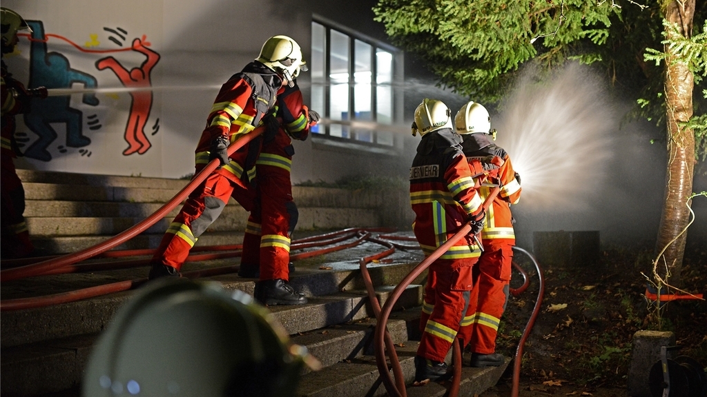 Wasser marsch! Gleich drei Teams bekämpfen den imaginären Brand beim Schulhaus Maschwanden. Das Wasser stammt aus dem Haselbach. Wasser marsch! Gleich drei Teams bekämpfen den imaginären Brand beim Schulhaus Maschwanden. Das Wasser stammt aus dem Haselbach.