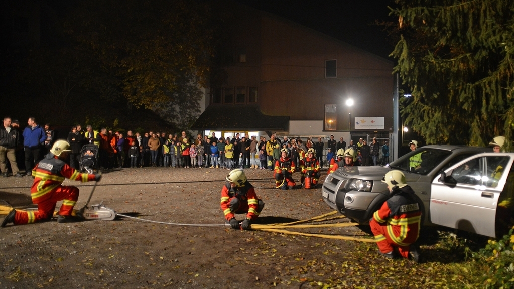 Sicherung der Fahrzeuges samt Anhänger, das Gespann war in den Haselbach gestürzt. (Bilder Martin Platter) Sicherung der Fahrzeuges samt Anhänger, das Gespann war in den Haselbach gestürzt. (Bilder Martin Platter)