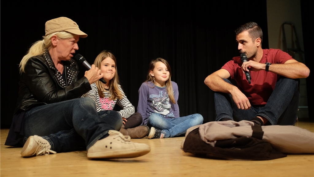 Dagmar Kossow vom Forum Theater Zürich spielt mit zwei Hausemer Mädchen Jugendliche am Lagerfeuer. Ein Hausemer spielte einen Bürger, der respektvoll auf die Jugendlichen zugeht und deshalb bei ihnen nicht auf Ablehnung stösst. Dagmar Kossow vom Forum Theater Zürich spielt mit zwei Hausemer Mädchen Jugendliche am Lagerfeuer. Ein Hausemer spielte einen Bürger, der respektvoll auf die Jugendlichen zugeht und deshalb bei ihnen nicht auf Ablehnung stösst.