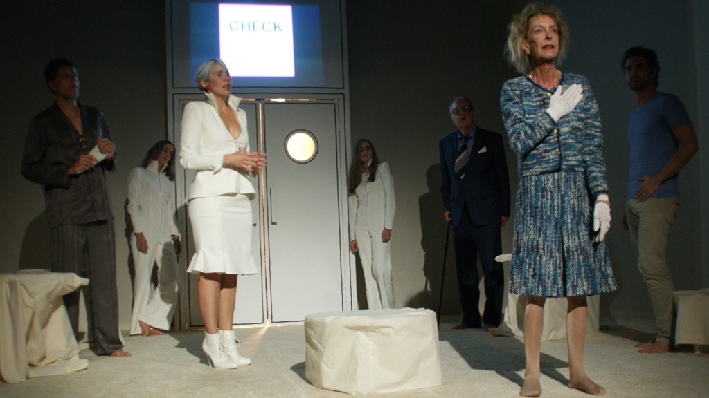Check-Out-Zeit: Wen trifft es wohl und geht die Liftfahrt nach unten oder nach oben? Im Scheinwerferlicht: Marie (vorne, Irmgard Schmid) und Doktor S (Kathia Rota). (Bilder Thomas Stöckli) Check-Out-Zeit: Wen trifft es wohl und geht die Liftfahrt nach unten oder nach oben? Im Scheinwerferlicht: Marie (vorne, Irmgard Schmid) und Doktor S (Kathia Rota). (Bilder Thomas Stöckli)