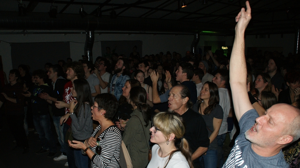 ... sorgt für eine tolle Stimmung in der vollen Eventhalle. (Bilder Thomas Stöckli) ... sorgt für eine tolle Stimmung in der vollen Eventhalle. (Bilder Thomas Stöckli)