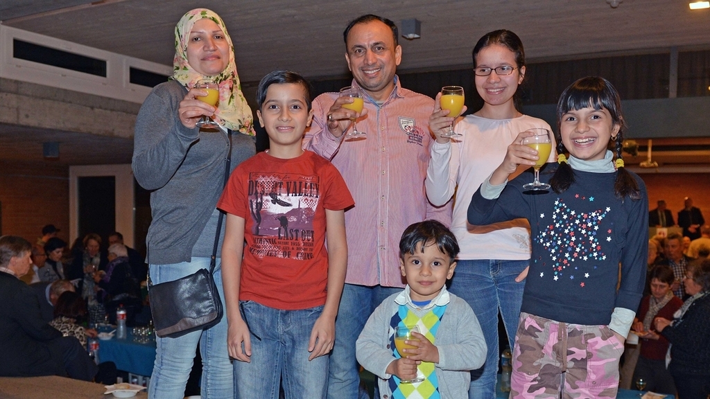 Eine Familie mit Migrationshintergrund sucht den Kontakt zur Bevölkerung.(Bilder Hansruedi Huber) Eine Familie mit Migrationshintergrund sucht den Kontakt zur Bevölkerung.(Bilder Hansruedi Huber)
