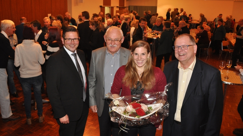 Ehrung der erfolgreichsten Bonstetter Athletin, von links: Der neue Gemeindeschreiber Daniel Nehmer, Gemeindepräsident Bruno Steinemann, Petra Klingler und Gemeinderat Claude Wuillemin.
