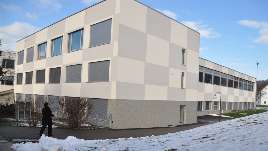 Die neue Fassade des Schulhauses Ennetgraben. (Bilder Werner Schneiter)