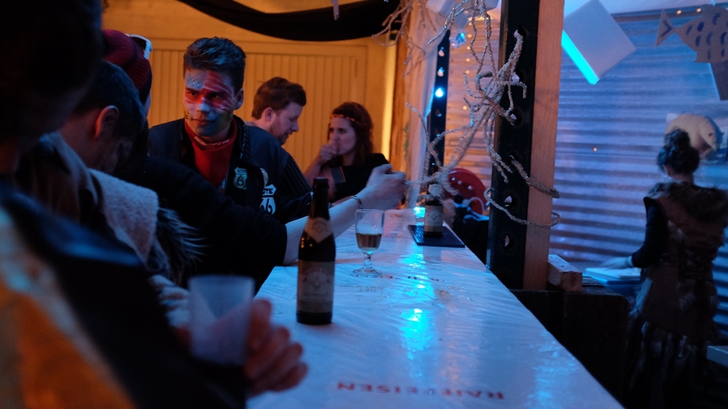 Die Bar war traditionell bis in die frühen Morgenstunden gut frequentiert.