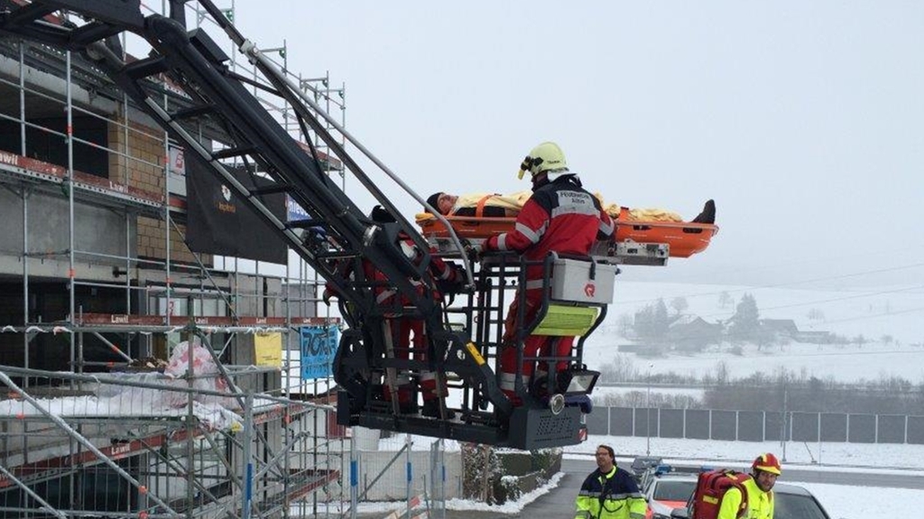 Der Rettungsdienst Affoltern im Einsatz auf einer Baustelle ...