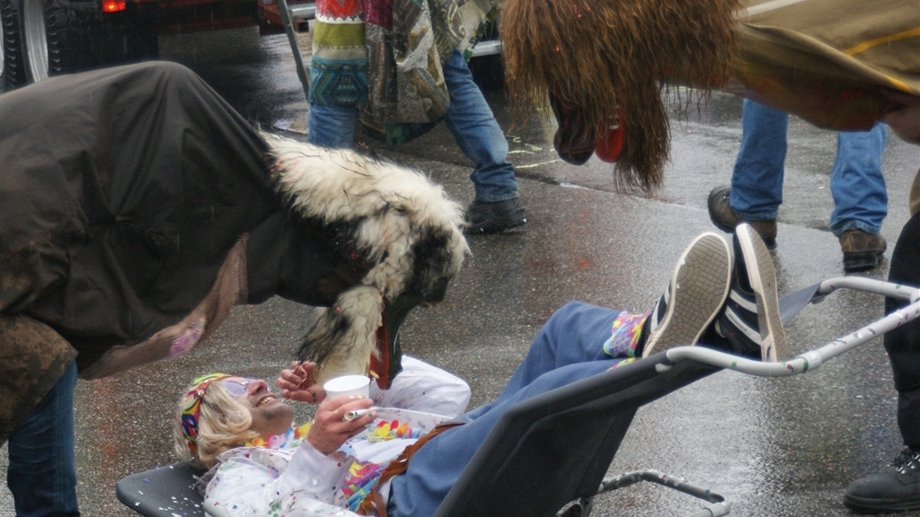Hippie-Kiffer trifft auch Schnabelgeissen. Hippie-Kiffer trifft auch Schnabelgeissen.