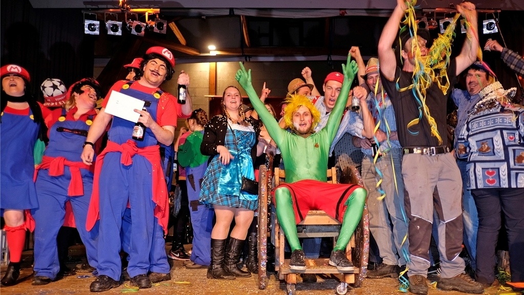 Die Fasnachtswagenprämierung anlässlich der Uslumpete: Die Kappeler Leemättler (Mitte und rechts) gewinnen vor der Ratlose-Clique mit Super Mario. Die Fasnachtswagenprämierung anlässlich der Uslumpete: Die Kappeler Leemättler (Mitte und rechts) gewinnen vor der Ratlose-Clique mit Super Mario.