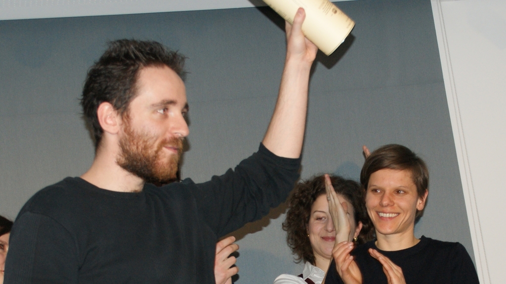 Remo Zumstein gewinnt den Whisky, Finalgegnerin Daniela Dill applaudiert. Remo Zumstein gewinnt den Whisky, Finalgegnerin Daniela Dill applaudiert.
