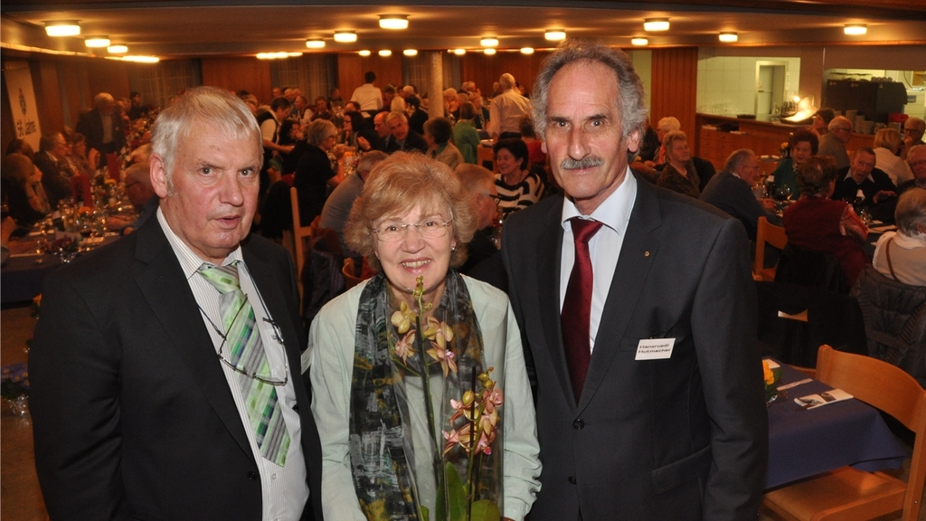 TCS-Präsident Hansruedi Hutmacher (rechts) verabschiedet Max Renggli und überreicht dessen Ehefrau Rita Blumen – auch als Dank dafrür, dass sie die Kasse noch ein Jahr führt.
