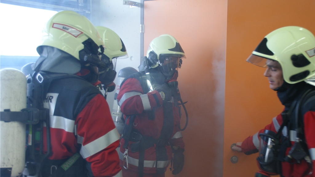 Die Rauchschwaden kommen schon entgegen. «Blindes» Absuchen eines Raumes nach verletzten Personen in der Lektion Atemschutz. Die Rauchschwaden kommen schon entgegen. «Blindes» Absuchen eines Raumes nach verletzten Personen in der Lektion Atemschutz.