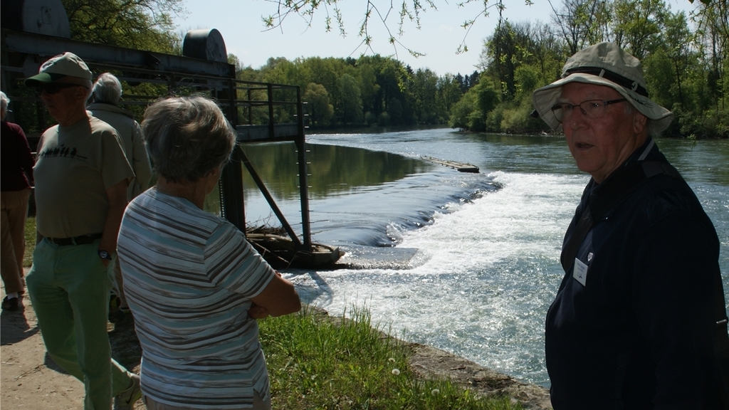 Heinz Geiger (rechts) führt Interessierte dem Oberwasserkanal entlang zum Streichwehr.