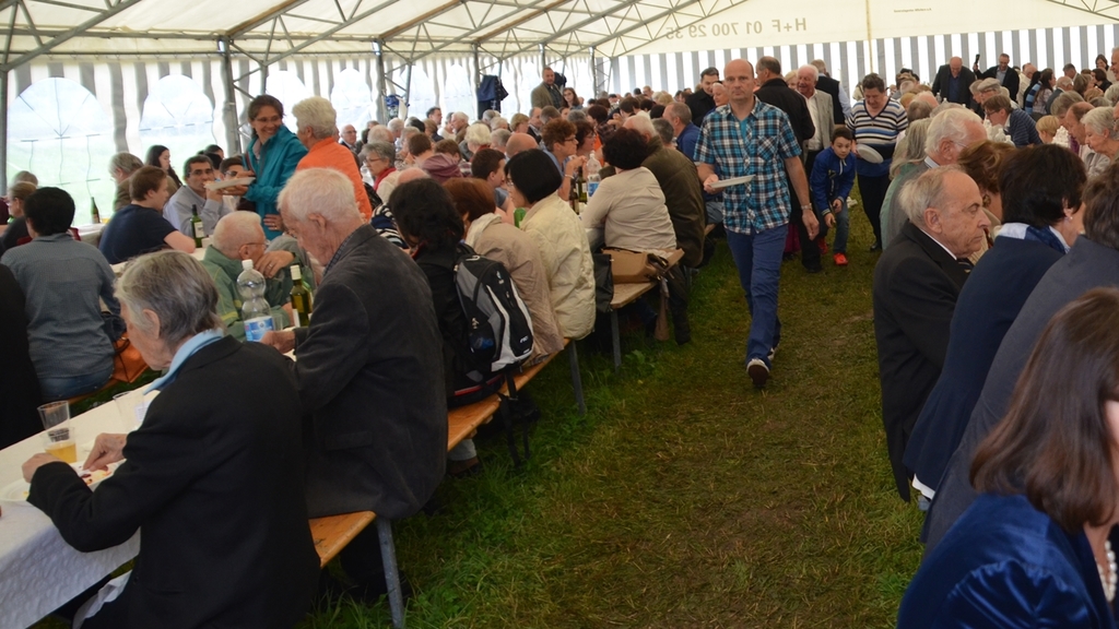 Volles Festzelt im geselligen Teil des Festakts.