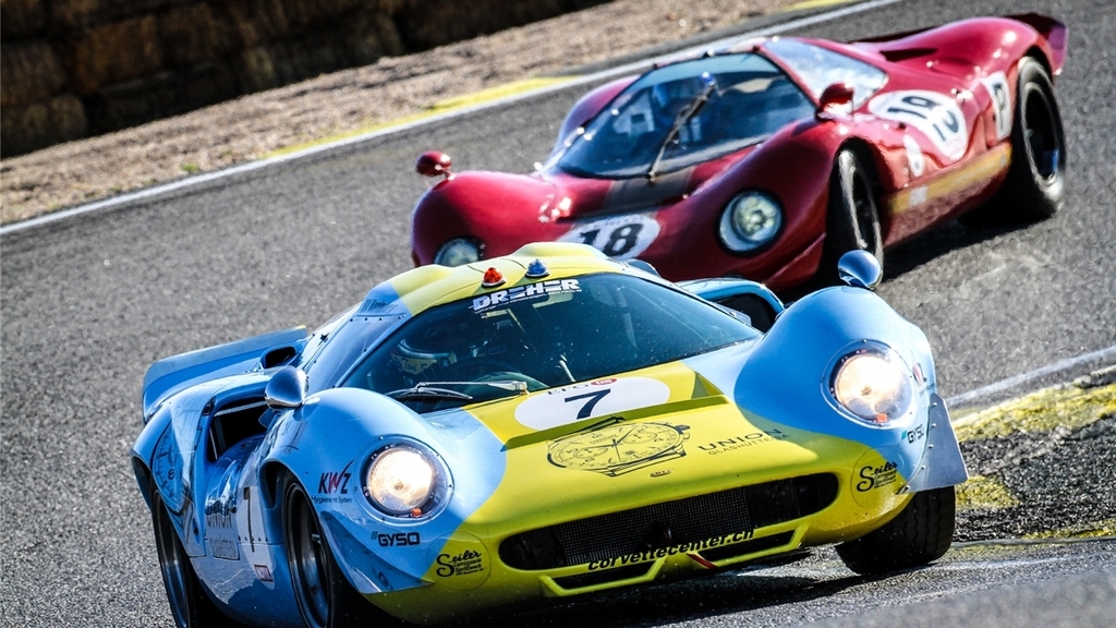 Mit seinem bildschönen Lola T70 Mk3 von 1968 (vorne) gehört Toni Seiler bei allen historischen Rennen zu den Schnellsten in seiner Kategorie. (Bilder zvg. Peter Wyss)
