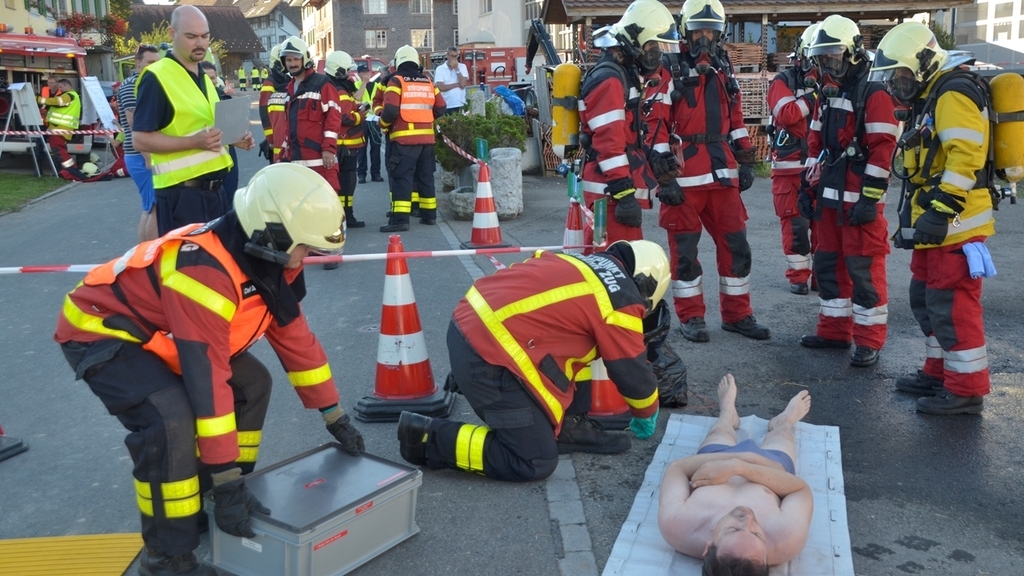 Die verletzte Person wurde dekontaminiert. (Bilder Martin Mullis) Die verletzte Person wurde dekontaminiert. (Bilder Martin Mullis)