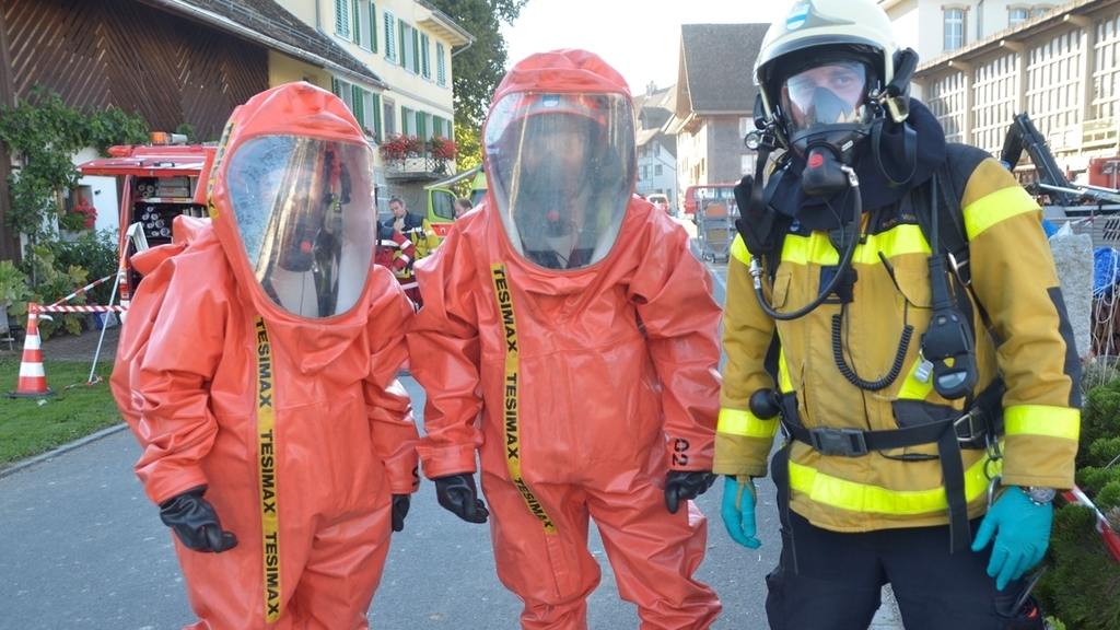 Fast wie Astronauten: Feuerwehrleute in Chemie-Schutzanzügen. Fast wie Astronauten: Feuerwehrleute in Chemie-Schutzanzügen.