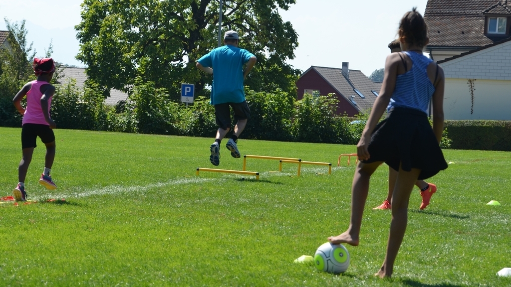 Fussball-Parcours – mit und ohne Ball am Fuss. Fussball-Parcours – mit und ohne Ball am Fuss.