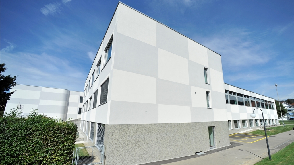Abgesehen vom neuen Anstrich ist von aussen von der Totalsanierung nicht viel zu sehen. Es wurden primär die «inneren Werte» erneuert. (Bilder Salomon Schneider) Abgesehen vom neuen Anstrich ist von aussen von der Totalsanierung nicht viel zu sehen. Es wurden primär die «inneren Werte» erneuert. (Bilder Salomon Schneider)