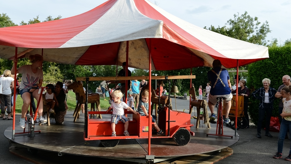 Wie ein Pedalo: Dieses Karussell wird durch Treten angetrieben. (Bilder Andrea Bolliger)
