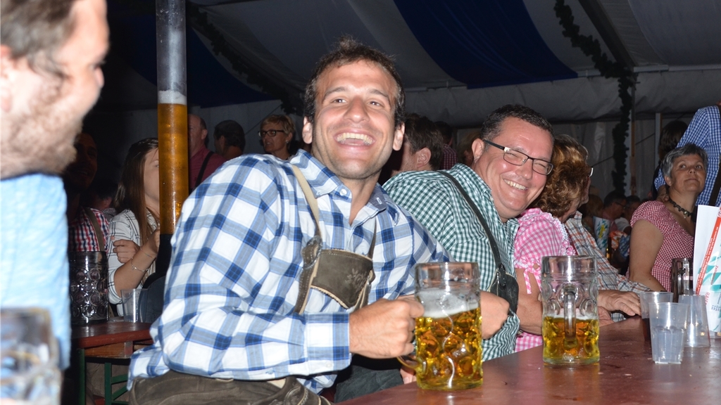 Oktoberfest in Hausen: Auf den Festbänken wurde eifrig geschunkelt. (Bilder Thomas Stöckli)
Oktoberfest in Hausen: Auf den Festbänken wurde eifrig geschunkelt. (Bilder Thomas Stöckli)