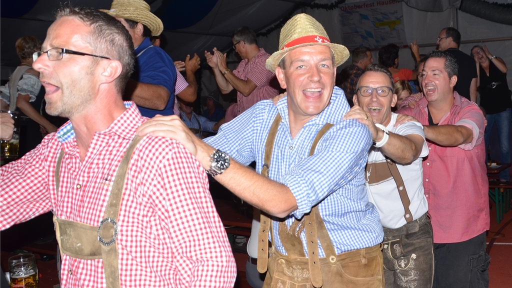 Polonaise durch Festzelt auf dem Sportplatz Jonentäli.
Polonaise durch Festzelt auf dem Sportplatz Jonentäli.