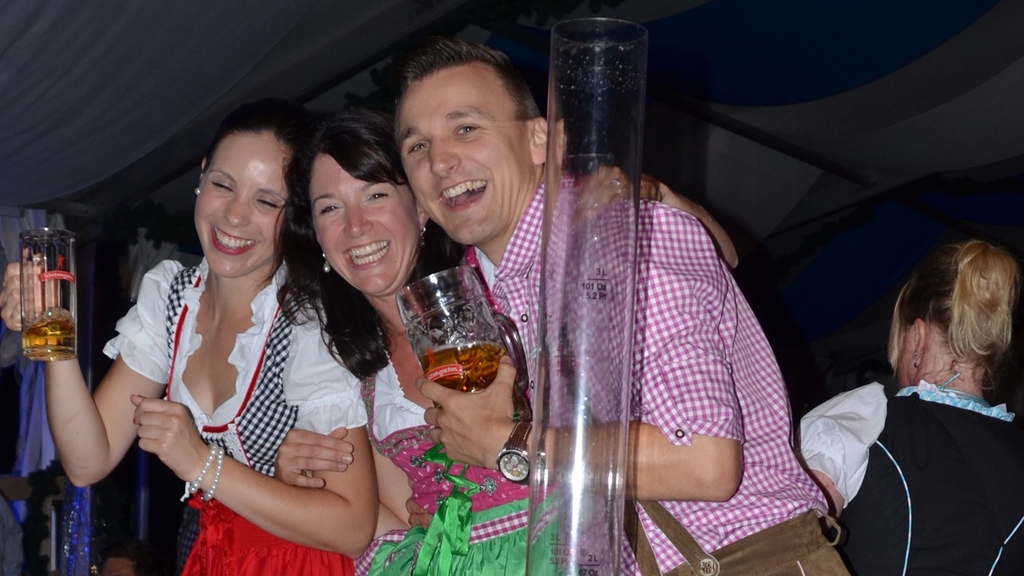 Der Bier-Nachschub steht auf dem Festbank bereit.
Der Bier-Nachschub steht auf dem Festbank bereit.