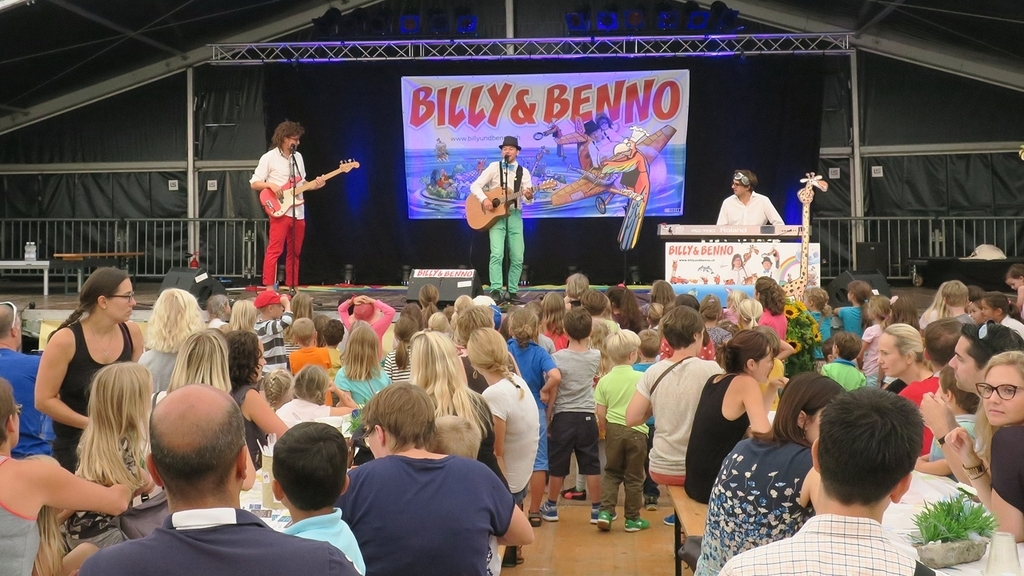 Das Kinderkonzert von Billy und Benno lockte am Sonntag viele Zuschauer und -hörer ins Festzelt. (Bilder zvg.) Das Kinderkonzert von Billy und Benno lockte am Sonntag viele Zuschauer und -hörer ins Festzelt. (Bilder zvg.)